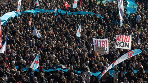 Voluntarias sosteniendo la tela azul de 150 metros simulando el río Ulla que atravesó la manifestación contra Altri del pasado 15 de enero en Santiago. Voluntarias sosteniendo la tela azul de 150 metros simulando el río Ulla que atravesó la manifestación contra Altri del pasado 15 de enero en Santiago.