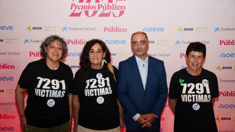 El colectivo de ciudadanos que exigen justicia por las 7.291 víctimas fallecidas en residencias durante la pandemia, durante el photocall de los Premios Público 2025, en CaixaForum Madrid.