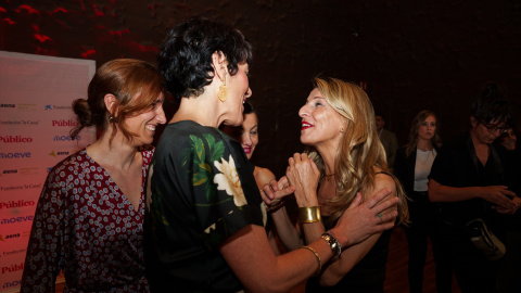 La ministra de Sanidad, Mónica García; la ministra de Inclusión, Elma Saizy la vicepresidenta segunda del Gobierno y ministra de Trabajo y Economía Social, Yolanda Díaz, durante el photocall de los Premios Público 2025.