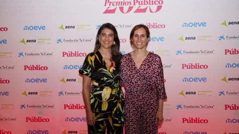 La portavoz de Más Madrid en la Asamblea, Manuela Bergerot, a la izquierda, y la ministra de Sanidad, Mónica García, a la derecha.