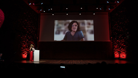 La activista Silvia Ribelles, interviene durante la gala de los Premios Público 2025 a través de una teleconferencia desde Los Angeles, en Estados Unidos.