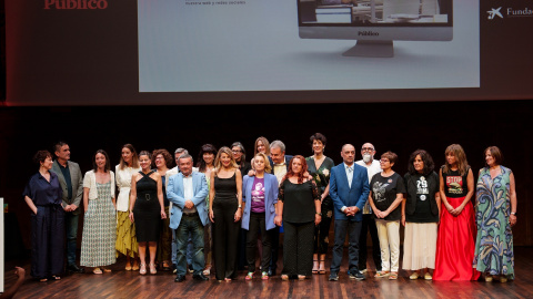 Foto de familia durante la gala de los Premios Público 2025, en CaixaForum Madrid, tras el final de la gala.