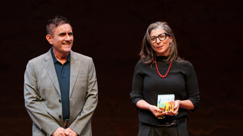 La relatora de la ONU sobre los Territorios Palestinos, Francesca Albanese, recibe el premio a Personaje del Año de la mano de Juan Carlos Ortiz, director adjunto de 'Público'.