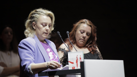 Raquel y Rosario, hijas de Ana Orantes, agradecen el Premio Igualdad.
