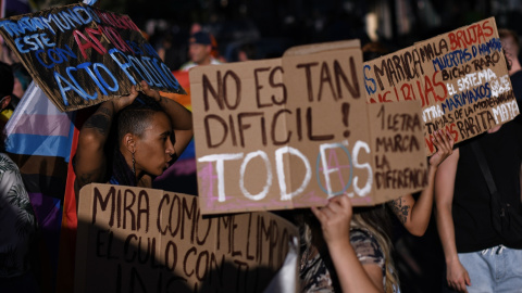 Un grupo de personas con pancartas durante una manifestación organizada por la plataforma de Orgullo Crítico, a 28 de junio de 2022, en Madrid. Un grupo de personas con pancartas durante una manifestación organizada por la plataforma de Orgullo Crítico, a 28 de junio de 2022, en Madrid.
