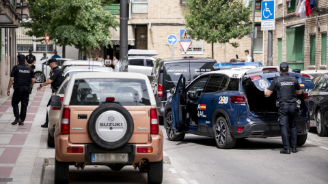 EuropaPress_6818899_agentes_policia_nacional_frente_edificio_donde_mujer_sido_asesinada_manos (Foto de ARCHIVO)Agentes de la Policía Nacional frente al edificio dónde una mujer ha sido asesinada a manos de su pareja, en la calle Maestro Turina, a 24 de junio de 2025, en Getafe, Madrid (España). Los hechos han ocurrido en torno a las 7.15 horas en el barrio de La Alhóndiga de Getafe. Previamente, los vecinos han alertado a la Policía de que un individuo estaba dando gritos advirtiendo de que iba a matar a su mujer. A su llegada al domicilio, los agentes se han encontrado con el hombre en actitud agresiva y con un cuchillo en la mano, por lo que ha tenido que ser reducido con un inmovilizador eléctrico. En el lugar, encontraron a una mujer de 62 años con herida de arma blanca a la altura del pecho y sin signos de vida.El hombre se ha autolesionado y ha sido trasladado al hospital.A. Pérez Meca / Europa Press24 JUNIO 2025;PIXELADA24/6/2025