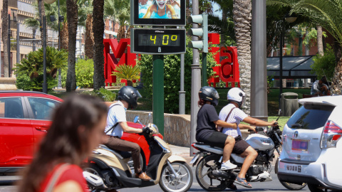 Un termómetro marca 40 grados en una calle de Murcia este jueves. EFE/Juan Carlos Caval