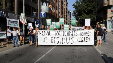 Pancarta amb el lema 'fora traficants de residus', per protestar contra la planta de biogàs projectada a la Sentiu de Sió, davant de la delegació del Govern a Lleida.
