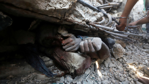 2025-06-25T075849Z_1715943618_RC2J9FAZ0UE4_RTRMADP_3_ISRAEL-PALESTINIANS-GAZA (1) El cuerpo de un palestino muerto bajo los escombros de una gasolinera en la Franja de Gaza (25 de junio 2025)