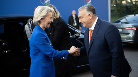 El primer ministro de Hungría, Viktor Orbán, da la bienvenida a la presidenta de la Comisión Europea, Ursula von der Leyen, al inicio de la reunión informal del Consejo Europeo en Budapest el 8 de noviembre de 2024. El primer ministro de Hungría, Viktor Orbán, da la bienvenida a la presidenta de la Comisión Europea, Ursula von der Leyen, al inicio de la reunión informal del Consejo Europeo en Budapest el 8 de noviembre de 2024.