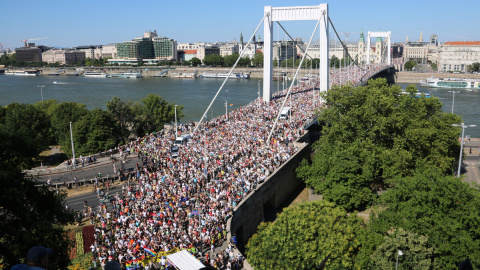 Budapest 1 (1) Manifestants omplen el pont d'Erzsébet durant la protesta de l'Orgull LGTBIQ+ a Budapest.