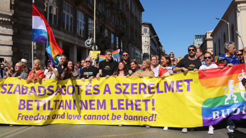 Budapest 2 (1) L’alcalde de de la capital Gergely Karácsony encapçala la marxa de l'Orgull acompanyat de la vicepresidenta del govern espanyola Yolanda Díaz i el ministre de Cultura Ernest Urtasun.