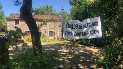Una vivienda de la aldea de O Coto con una pancarta contra Altri