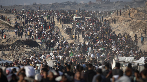 Palestinos desplazados transportan paquetes de ayuda humanitaria a lo largo de la calle Rashid, al oeste de Jabalia, el 22 de junio de 2025. Palestinos desplazados transportan paquetes de ayuda humanitaria a lo largo de la calle Rashid, al oeste de Jabalia, el 22 de junio de 2025.