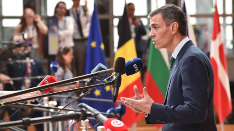 El presidente del Gobierno español, Pedro Sánchez, habla con los medios a su llegada a la reunión del Consejo Europeo el 26 de junio de 2025. El presidente del Gobierno español, Pedro Sánchez, habla con los medios a su llegada a la reunión del Consejo Europeo el 26 de junio de 2025.