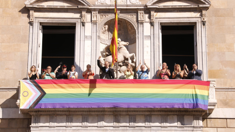 Govern (1) El balcó del Palau de la Generalitat amb una bandera LGBTI desplegada per commemorar el Dia Internacional per a l'Alliberament LGBTI+.