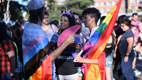 Varias personas sostienen banderas durante una manifestación organizada por la plataforma de Orgullo Crítico, en junio de 2022, en Madrid.