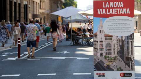 Persones passejant per la Via Laietana aquest diumenge durant la inauguració.