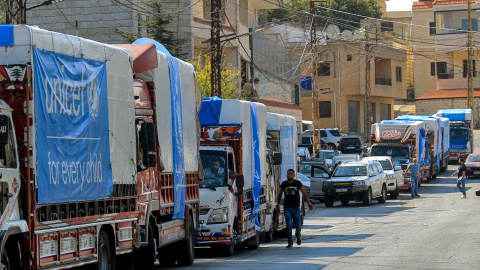 Un convoy cargado de alimentos y productos básicos del Programa Mundial de Alimentos de las Naciones Unidas (PMA) y UNICEF llega a la aldea de Qliyaa, en el sur del Líbano. Un convoy cargado de alimentos y productos básicos del Programa Mundial de Alimentos de las Naciones Unidas (PMA) y UNICEF llega a la aldea de Qliyaa, en el sur del Líbano.