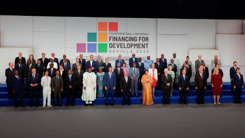 2025-06-30T074832Z_1151695324_RC2VCFACLFRN_RTRMADP_3_UN-DEVELOPMENT-SEVILLE El presidente Pedro Sánchez, el secretario general de la ONU, Antonio Guterres, y otras autoridades posan para una foto familiar durante la ceremonia de apertura de la IV Conferencia Internacional sobre la Financiación para el Desarrollo, en Sevilla.