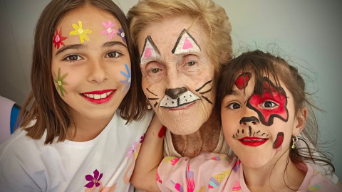 Imagen del encuentro intergeneracional de mayores de AMAVIR con menores