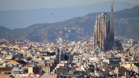Vistes de la Sagrada Família des dels jardins del Palauet Albéniz Vistes de la Sagrada Família des dels jardins del Palauet Albéniz