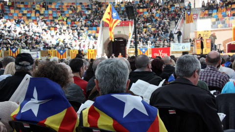 Socis de l'ANC vestits amb banderes estelades, durant l'assemblea general. Socis de l'ANC vestits amb banderes estelades, durant l'assemblea general.