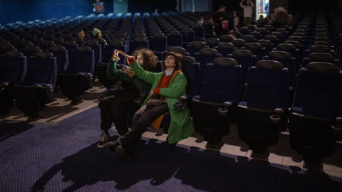 cine sénior Una sala de cine preparada para los espectadores sénior