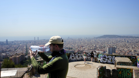 Turistas en el Turó de la Rovira de Barcelona este lunes cuando Cataluña vive el tercer día de la primera ola de calor de 2025.