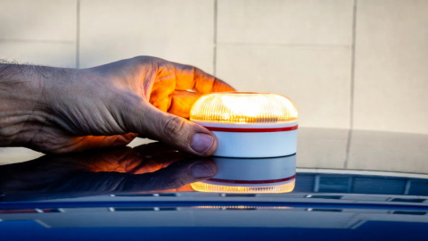 España lidera la revolución de la seguridad vial con la implantación obligatoria de la baliza V16 conectada