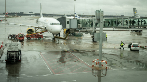 EuropaPress_5700585_avion_aparcado_pista_aeropuerto_prat_19_enero_2023_prat_llobregat_barcelona (1) (Foto de ARCHIVO)Un avión aparcado en la pista del aeropuerto de El Prat, a 19 de enero de 2023, en el Prat de Llobregat, Barcelona, Catalunya (España). Vueling ya ha introducido el sistema de reconocimiento facial que permite a los pasajeros evitar sacar su documentación desde el control de seguridad hasta acceder a su vuelo y agilizar así el proceso de embarque. La compañía se ha definido como la "primera aerolínea" en desarrollar el reconocimiento facial voluntario en España, un mecanismo en funcionamiento en los aeropuertos de Barcelona, Madrid, Palma de Mallorca, Menorca e Ibiza.David Zorrakino / Europa Press19 ENERO 2024;BARCELONA;CATALUNYA;VUELING;AERPUERTO DEL PRAT;RECONOCIMIENTO FACIAL19/1/2024