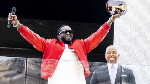 EuropaPress_5442407_15_september_2023_us_new_york_city_american_rapper_sean_combs_diddy Foto de archivo del rapero estadounidense Sean Combs (Diddy) tras recibir la Llave de la Ciudad de manos del alcalde de Nueva York, Eric Adams, en un balcón de Times Square. 15 September 2023, US, New York City: American rapper Sean Combs (Diddy) celebrates after receiving the Key to the City from New York City Mayor Eric Adams on a balcony in Times Square. Photo: Michael Brochstein/ZUMA Press Wire/dpaMichael Brochstein/Zuma Press Wi / Dpa15/9/2023 ONLY FOR USE IN SPAIN