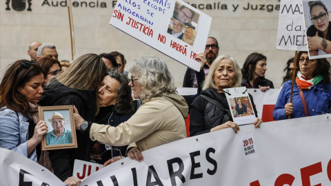 Familiares de las víctimas de la DANA, el pasado 11 de abril en la Ciudad de la Justicia de València.