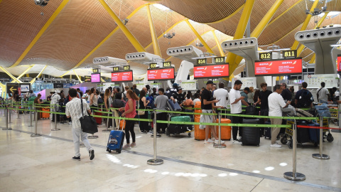 Pasajeros esperan en la entrada de la Terminal 4 de Barajas durante el colapso por falta de personal, a 2 de julio de 2025, en Madrid (España). Según fuentes consultadas por Europa Press, esta congestión se viene dando ya desde hace unos días, pero hoy ha alcanzado el pico máximo con retrasos de hasta 60 minutos, lo que ha provocado que algunos pasajeros lleguen a perder su vuelo.Gustavo Valiente / Europa Press02/7/2025