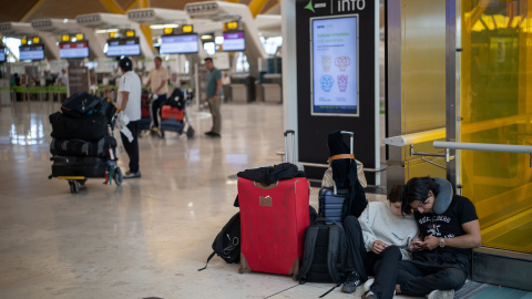 Pasajeros esperando en el aeropuerto Adolfo Suárez Madrid-Barajas. Pasajeros esperando en el aeropuerto Adolfo Suárez Madrid-Barajas.