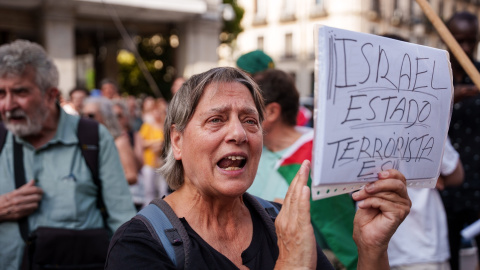 Una mujer durante una concentración para exigir la liberación de los activistas de la ‘Flotilla de la Libertad’, frente al Ministerio de Asuntos Exteriores, a 9 de junio de 2025, en Madrid (España).
