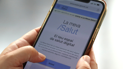 Una persona consulta l'espai de La Meva Salut a través de l'app Una persona consulta l'espai de La Meva Salut a través de l'app