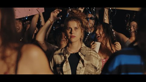 Twitter: https://x.com/figaflawas?lang=es

LLETRA:
T'espero la vida
i l’esperança diu si pot tornar ja cap a casa
m’ho penso, que tot s’oblida
tot aquest espectacle esperant que riguis d’una vegada
no, no soc feliç al teu costat
podria viure sense tu, però me n'adono que no vull
porto massa temps cansada de meravellar-me
he matat les papallones acostant-me per voler tocar-les

i si no, i si no, i si no m’estima
i si no, i si no, i si no m’estima
a cagar a la vi-
a cagar a la via

quin invento, som la cocacola i els mentos
Calipso fusionat amb el mento
sempre surt la teva cara quan d’altres cossos m’alimento
estic ferit i tu ets la medicina
com un gat em llepo la ferida
i tu quina llengua que tens, i la cara, i les dents
 que bonic quan t’enganxo rient
quina puta ràbia

t’espero la vida
i l’esperança diu si pot tornar ja cap a casa
m’ho penso, que tot s’oblida
tot aquest espectacle esperant que riguis d’una vegada

i si no, i si no, i si no m’estima
i si no, i si no, i si no m’estima
a cagar a la vi-
a cagar a la via

i mira que estàs com un tren
tranqui que ja no és urgent
aquí estaré esperante
pendent de si fem un nen
i mira que estàs com un tren
tranqui que ja no és urgent
aquí estaré esperante
per si fem un fill all night
.....