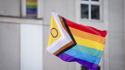 Imagen de archivo de una bandera LGTBIQ+ durante el pregón del Orgullo de Madrid 2025. Imagen de archivo de una bandera LGTBIQ+ durante el pregón del Orgullo de Madrid 2025.