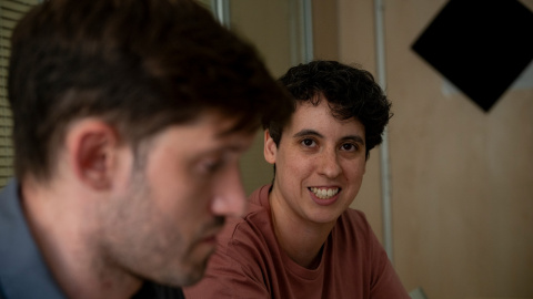 Max Cahner i Laura Cañadas, durant l'entrevista amb 'Públic'. 02/07/2025 Max Cahner i Laura Cañadas, durant l'entrevista amb 'Públic'.