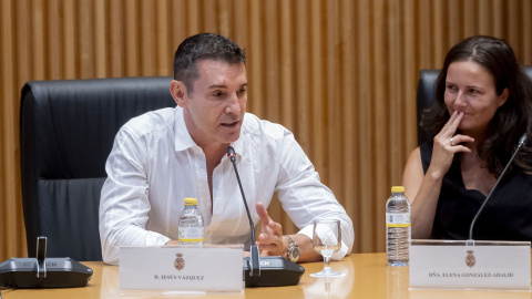 EuropaPress_6838265_presentador_jesus_vazquez_abogada_activisa_lgtbi_elena_gonzalez_adalid El presentador Jesús Vázquez durante la jornada Parlamentaria sobre el 20 aniversario del matrimonio igualitario, en el Congreso de los Diputados.