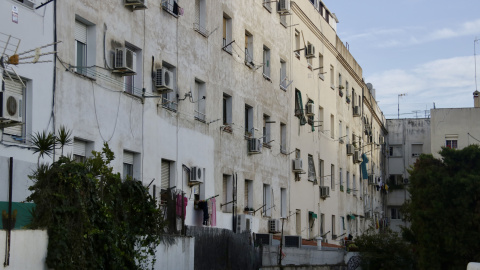 La part posterior dels blocs del carrer Canigó de Badalona, un any després de l'esfondrament mortal al número 9.