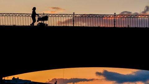 EuropaPress_2941951_madre_carrito_bebe_paseando_atardecer_puente_triana_45_dia_estado_alarma (Foto de ARCHIVO)Una madre con un carrito de bebe paseando al atardecer por el Puente de Triana el 45 día de estado de alarma. Sevilla a 28 de abril del 2020Eduardo Briones / Europa Press28/4/2020
