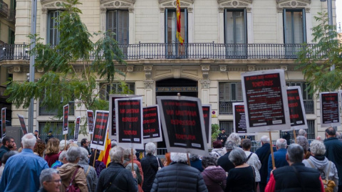 Manifestants demanant el trasllat de la Prefectura de Policia de Via Laietana de Barcelona, en una imatge d'arxiuUn centenar de personas se han concentrado este martes por la tarde frente a la Jefatura Superior de Policía de la Via Laietana de Barcelona para pedir el traslado de la comisaría, que el edifico sea reconvertido en su totalidad en un espacio de memoria de la represión y para recordar las torturas, vejaciones y maltratos ocurridos en él durante el franquismo y la transición.POLITICA LORENA SOPENA - EUROPA PRESS