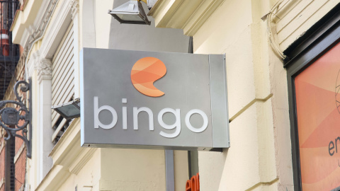 EuropaPress_5833176_cartel_bingo_17_marzo_2024_madrid_espana_pasado_15_marzo_entraron_vigor (Foto de ARCHIVO)Cartel de un bingo, a 17 de marzo de 2024, en Madrid (España). El pasado 15 de marzo entraron en vigor varios de los artículos contemplados en el Real Decreto 176/2023, por el que se desarrollaron entornos más seguros de juego, entre ellos la prohibición de uso de tarjetas de crédito para jugadores en riesgo y jugadores intensivos. Por jugadores intensivos se entiende a aquellas personas que han perdido más de 600 euros a la semana (200 para los jóvenes) durante tres semanas consecutivas. Los jugadores de riesgo lo serán, durante los dos próximos años, según el criterio de los operadores que deberán establecer mecanismos y protocolos que permitan detectar los comportamientos de riesgo de las personas usuarias registradas.Jesús Hellín / Europa Press17 MARZO 2024;RECURSOS;TARJETAS;BINGO;JUEGO;APUESTAS;DINERO17/3/2024