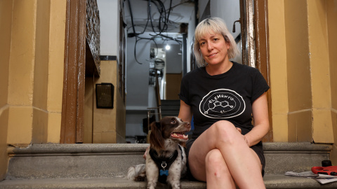Nani, vecina de Tribulete 7, en el barrio de Lavapiés. Nani, vecina de Tribulete 7, sentada junto a su perra en la entrada del edificio.