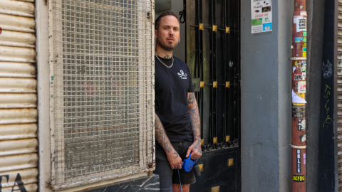 Anxo, vecino de Tribulete 7, en el barrio de Lavapiés. Anxo, vecino de Tribulete 7, en la puerta del edificio.