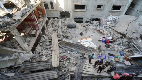 Palestinos inspeccionan el daño generado por un ataque nocturno de Istael en una casa en la Ciudad de Gaza el 6 de julio de 2025. Palestinos inspeccionan el daño generado por un ataque nocturno de Istael en una casa en la Ciudad de Gaza el 6 de julio de 2025.