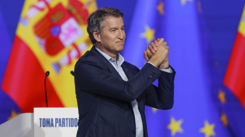 El líder del PP, Alberto Núñez Feijóo, interviene en la sesión de clausura del XXI Congreso Nacional de la formación este domingo en Madrid. Alberto Núñez Feijóo ha resultado reelegido presidente del partido por un 99,24 % de los votos y ha salido reforza El líder del PP, Alberto Núñez Feijóo, interviene en la sesión de clausura del XXI Congreso Nacional de la formación este domingo en Madrid. Alberto Núñez Feijóo ha resultado reelegido presidente del partido por un 99,24 % de los votos y ha salido reforzado de cara a ganar al presidente del Gobierno, Pedro Sánchez, en unas elecciones.