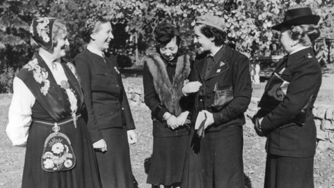 Pilar Primo de Rivera (segunda por la derecha), participando en una reunión en la Alemania nazi (1941).